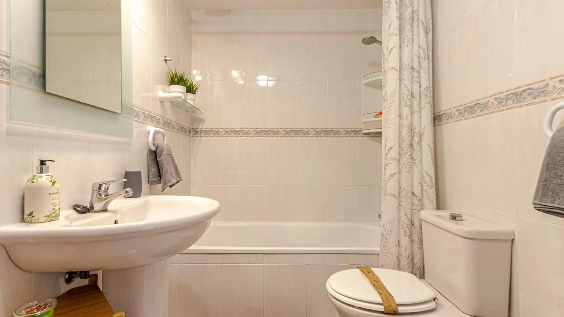 797Holidayrentals- Apartamento En Torremuelle Con Terraza Y Piscina Benalmadena